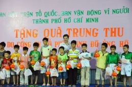 Thăm và tặng 5.000 phần quà với tổng trị giá 300 triệu đồng vui đón Trung Thu cùng các em thiếu nhi 1657 Thumb